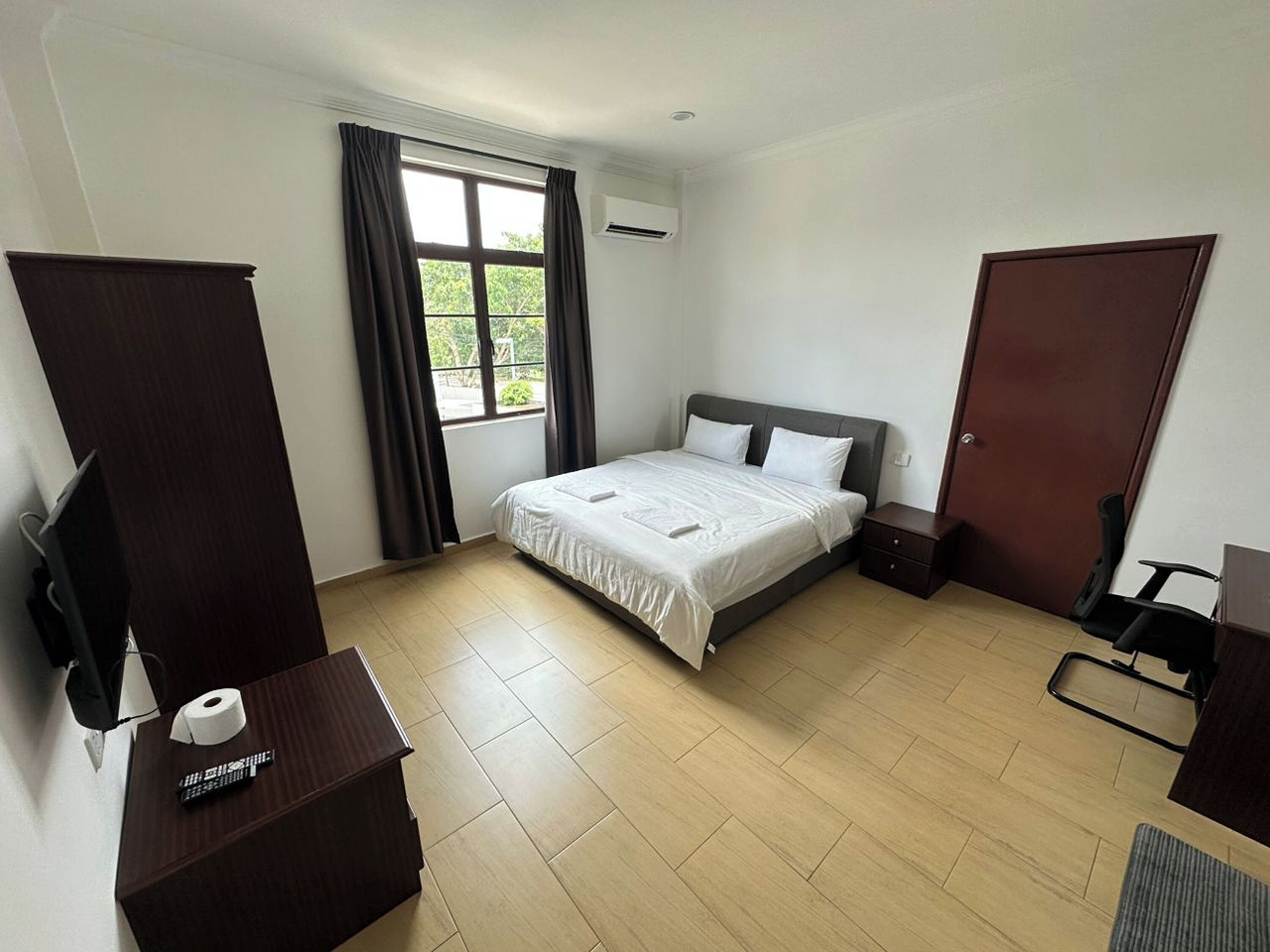 Deluxe Room, 1 King Bed | Iron/ironing board, free WiFi, bed sheets