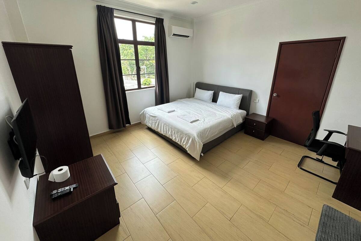 Habitación Deluxe, 1 cama King size | Tabla de planchar con plancha, wifi gratis y ropa de cama