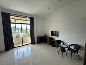 Deluxe Family Room with Balcony | Fer et planche à repasser, Wi-Fi gratuit, draps fournis