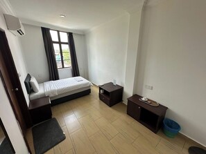 Habitación individual superior | Tabla de planchar con plancha, wifi gratis y ropa de cama
