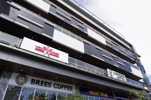 Vista frontal de la propiedad