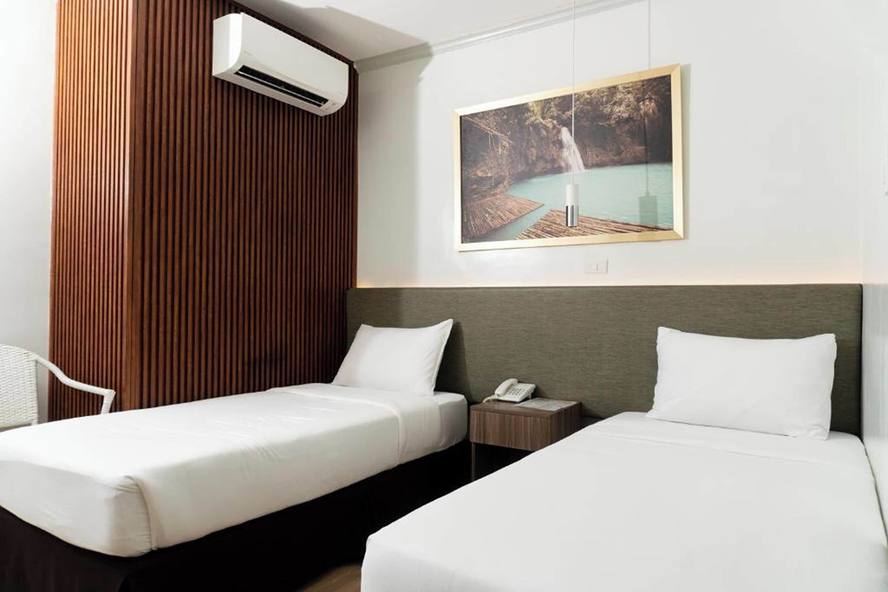 Escritorio, wifi gratis y ropa de cama 