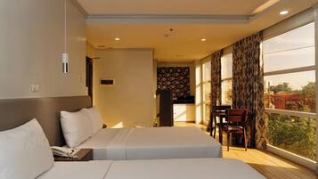 Executive Suite | Desk, free WiFi, bed sheets