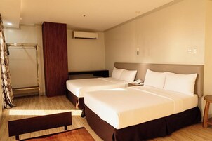 Escritorio, wifi gratis y ropa de cama 