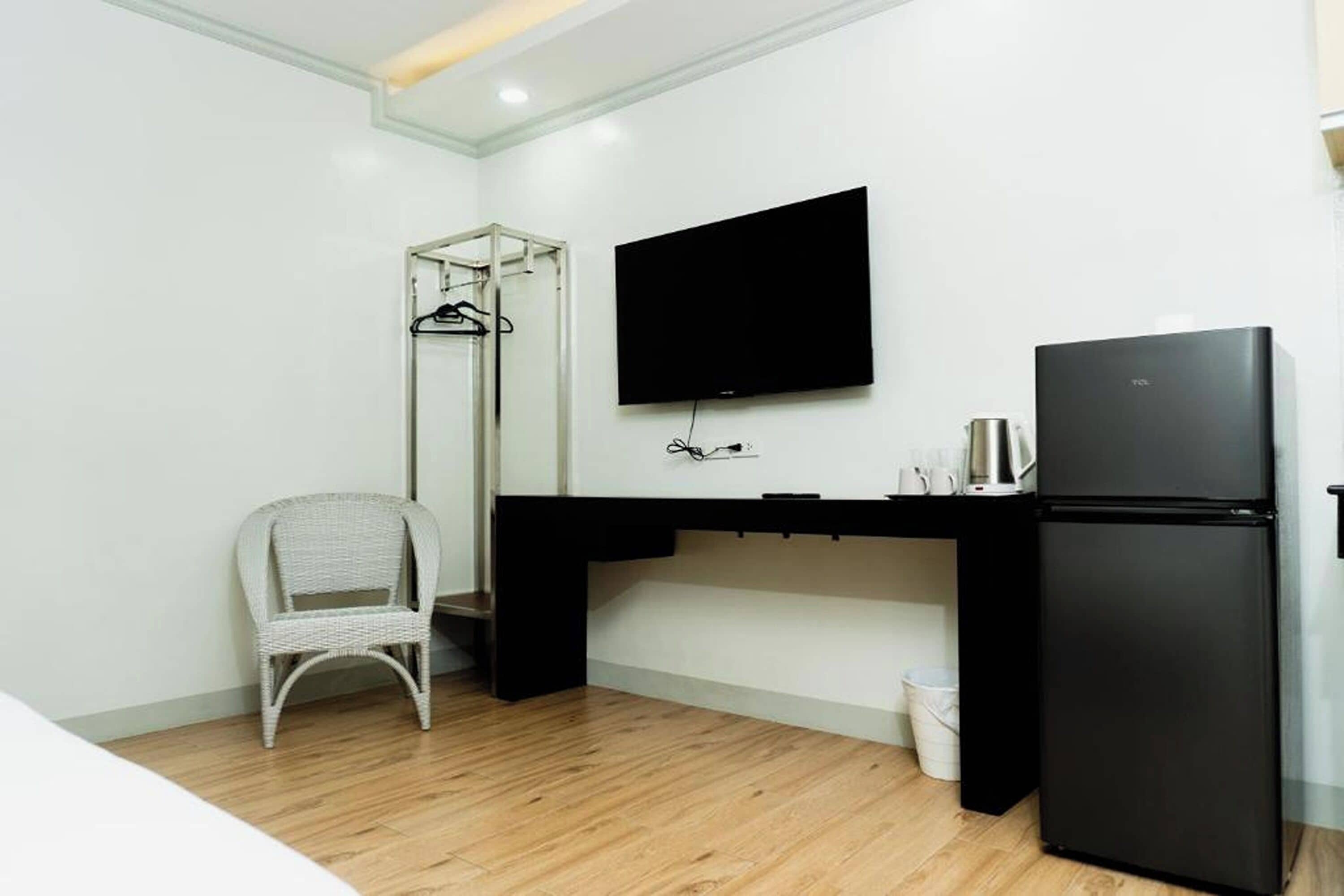 Desk, free WiFi, bed sheets