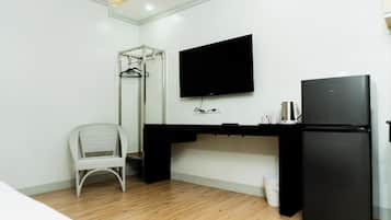 Een bureau, gratis wifi, beddengoed