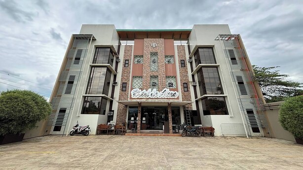 Un hotel con fachada moderna, amplias ventanas y una entrada destacada.