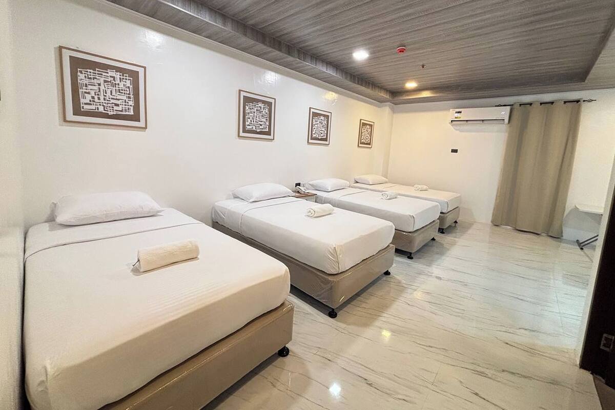 Deluxe Quadruple Room | Desk, free WiFi, bed sheets