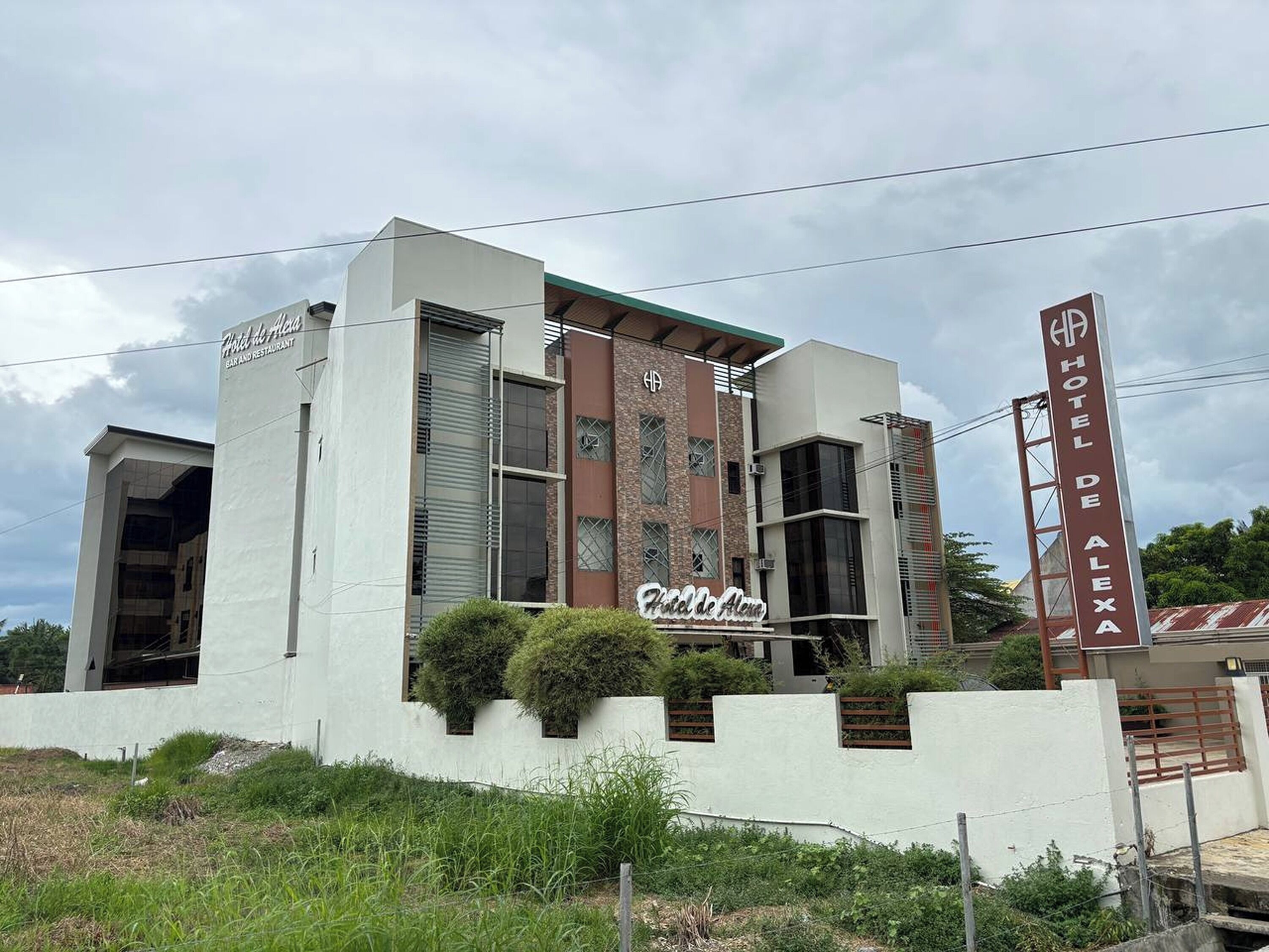 Vista frontal de la propiedad