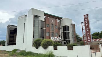 Vista frontal de la propiedad