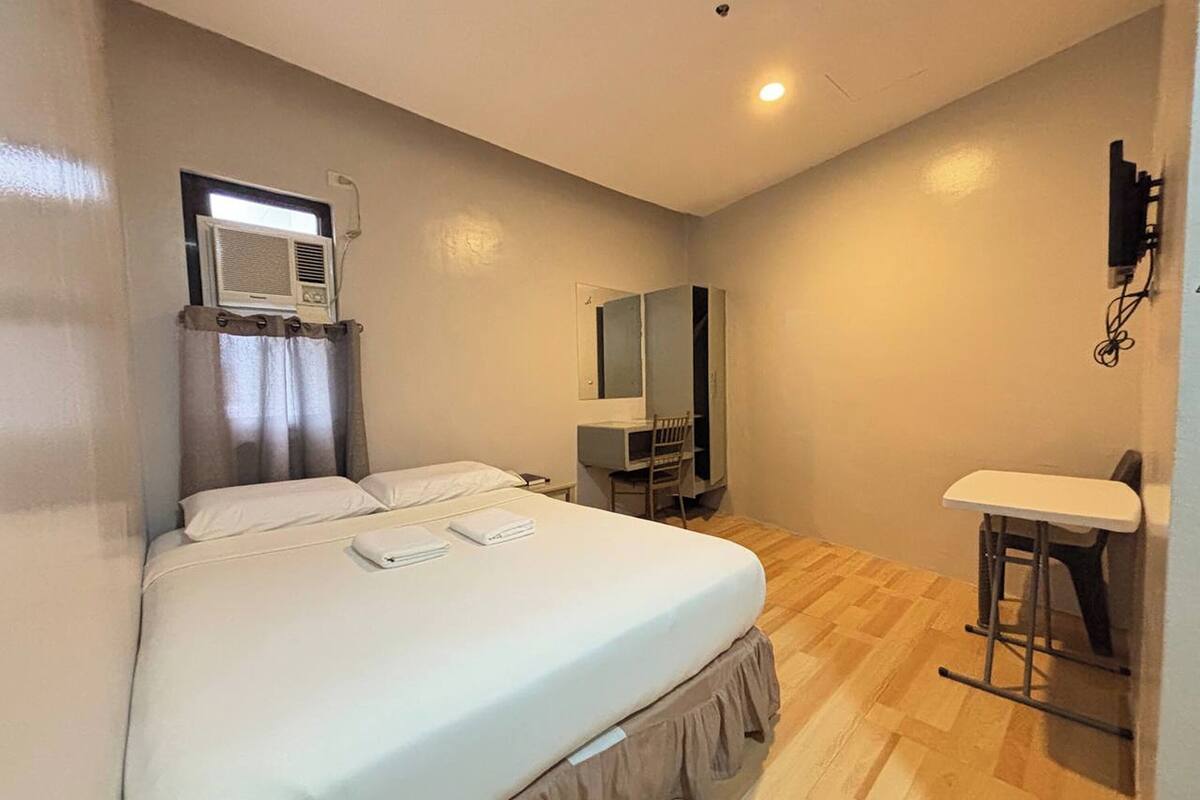 Double Room | Desk, free WiFi, bed sheets