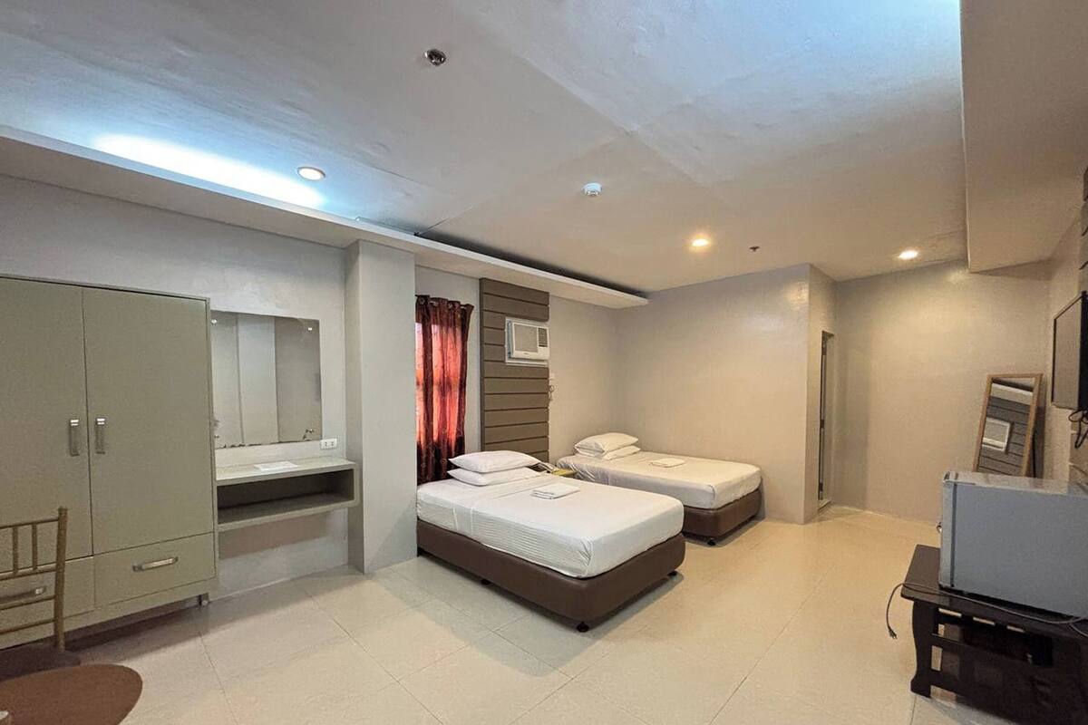 Suite | Desk, free WiFi, bed sheets