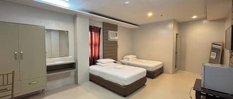 Suite | Desk, free WiFi, bed sheets