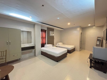 Suite | Desk, free WiFi, bed sheets