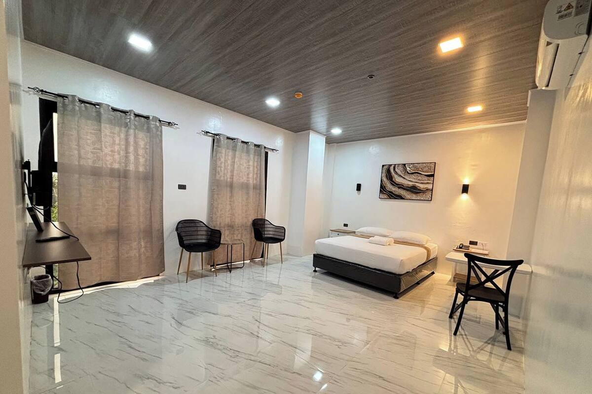 Deluxe Room, 1 Queen Bed | Desk, free WiFi, bed sheets