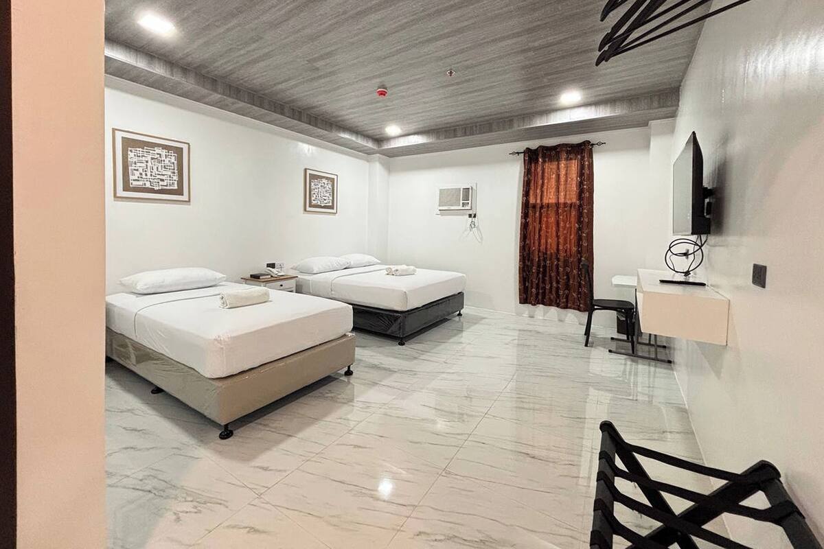Deluxe Triple Room | Desk, free WiFi, bed sheets