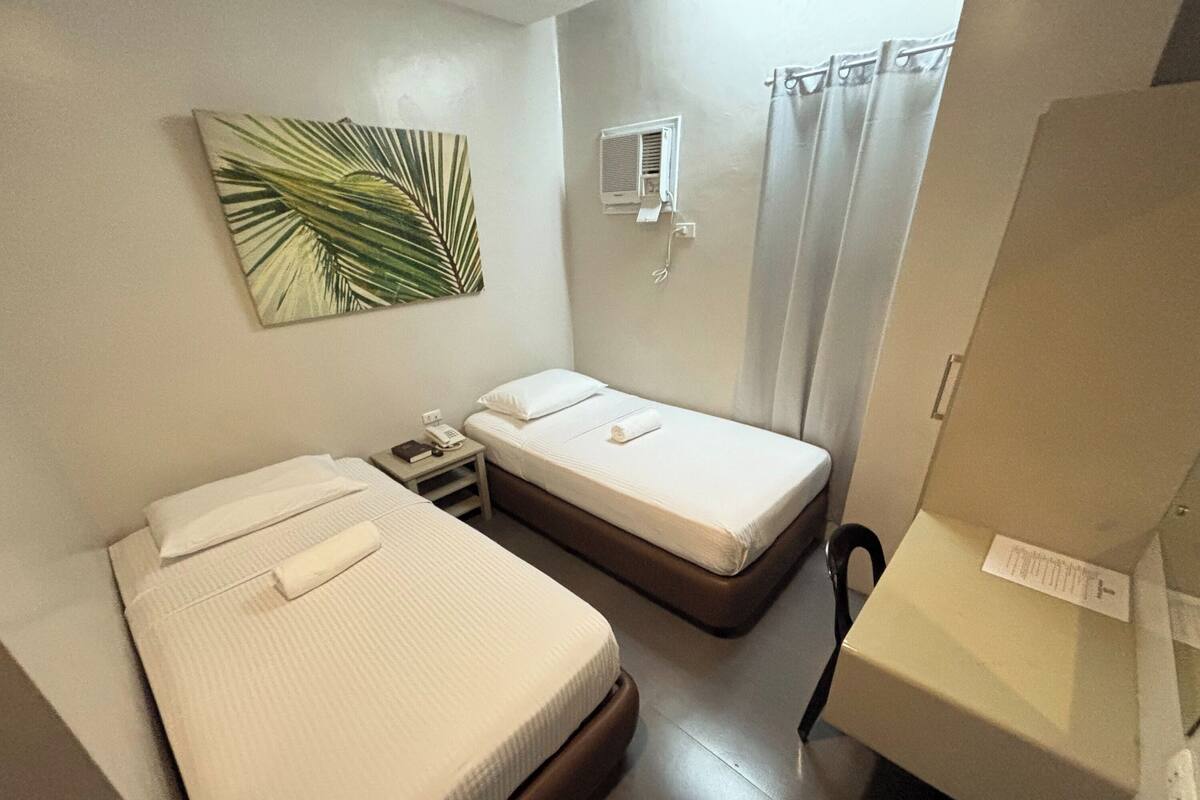 Twin Room | Desk, free WiFi, bed sheets