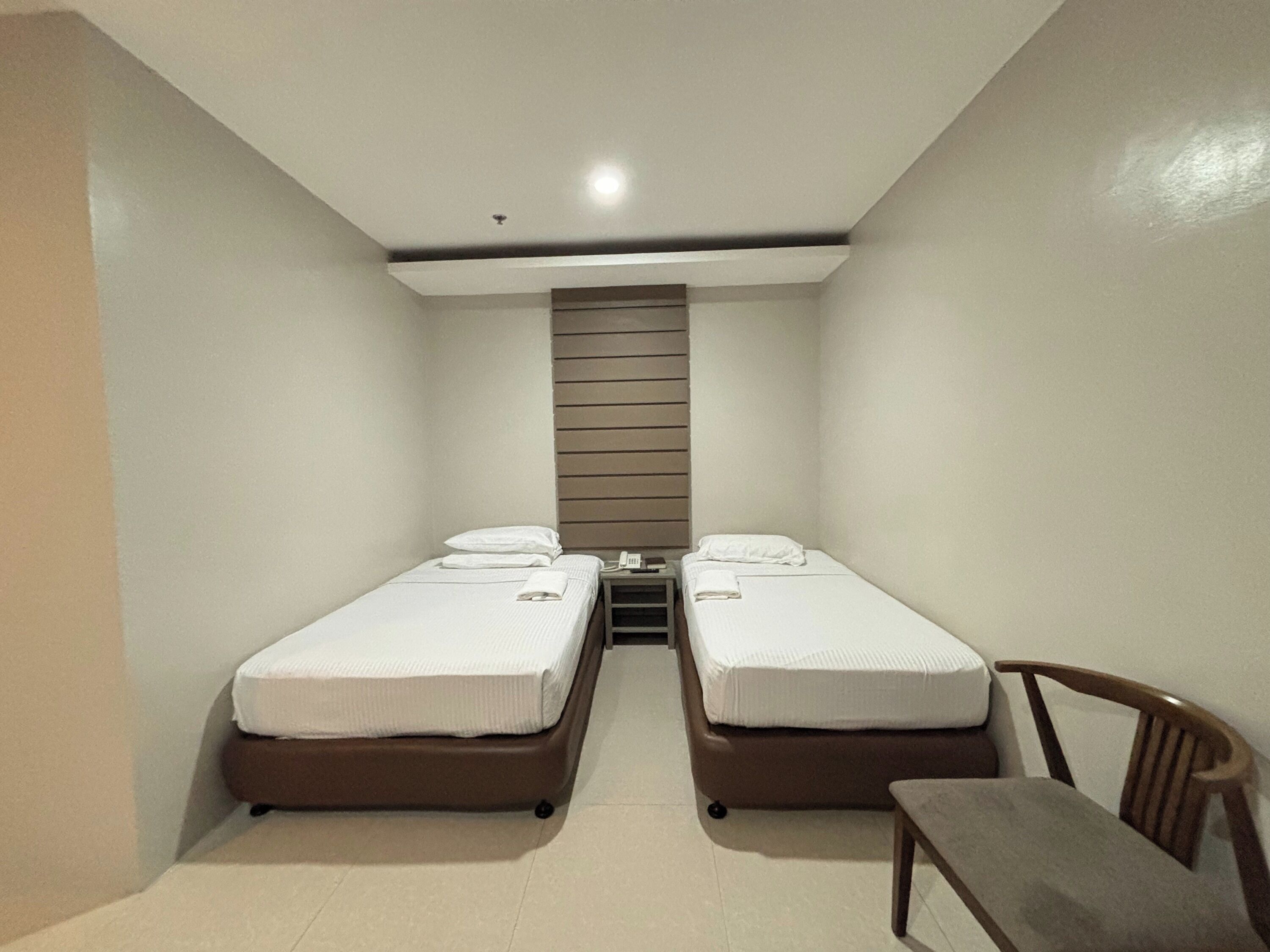 高級三人房 | 書桌、免費無線上網、床單