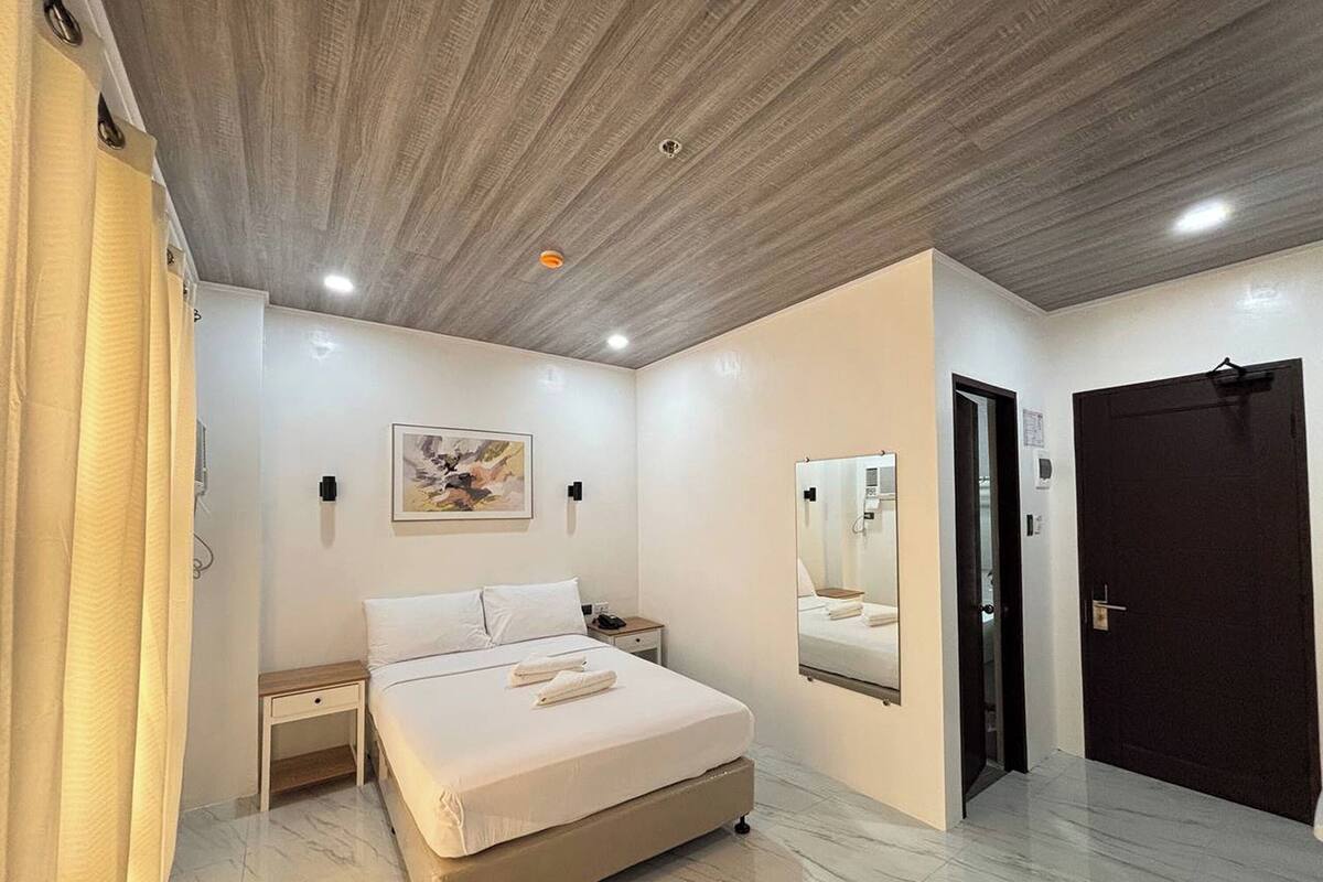 Deluxe Double Room | Desk, free WiFi, bed sheets