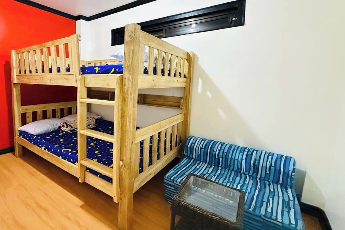 더블룸 (Double Bunk Bed with Single Sofa) | 다리미/다리미판, 무료 WiFi, 침대 시트