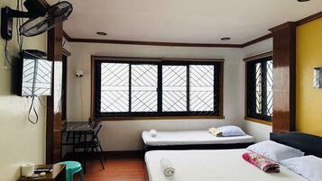 Habitación familiar, vistas a la montaña | Tabla de planchar con plancha, wifi gratis, ropa de cama