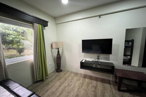 Family Room | Desk, free WiFi, bed sheets, wheelchair access