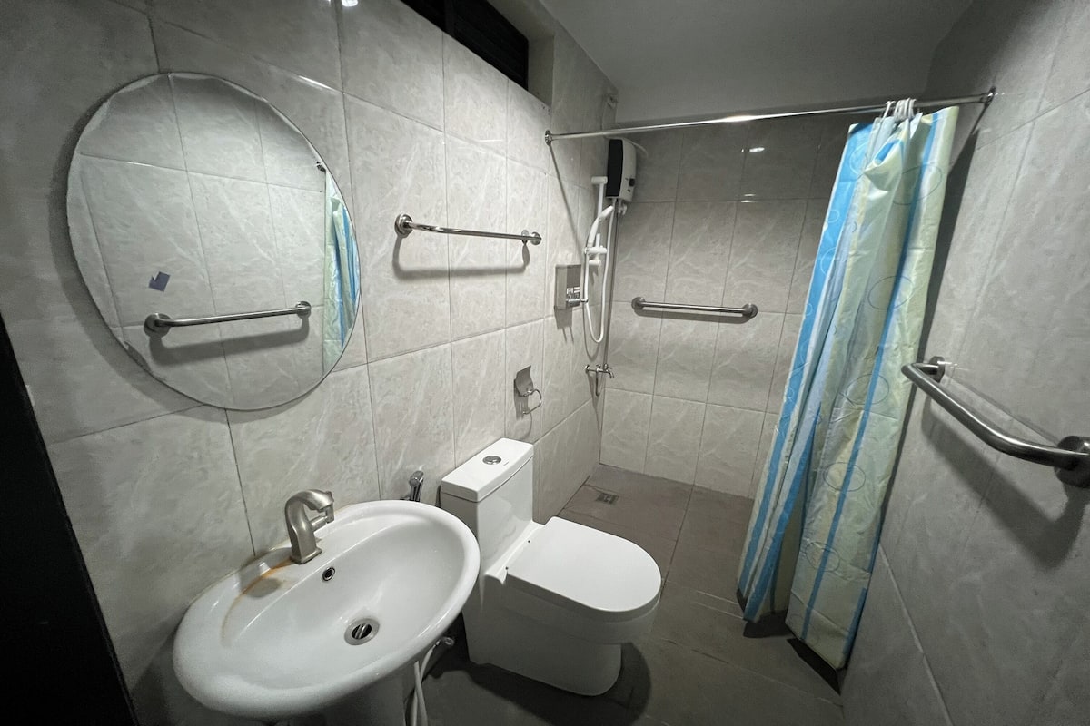 Shower, rainfall showerhead, free toiletries, towels