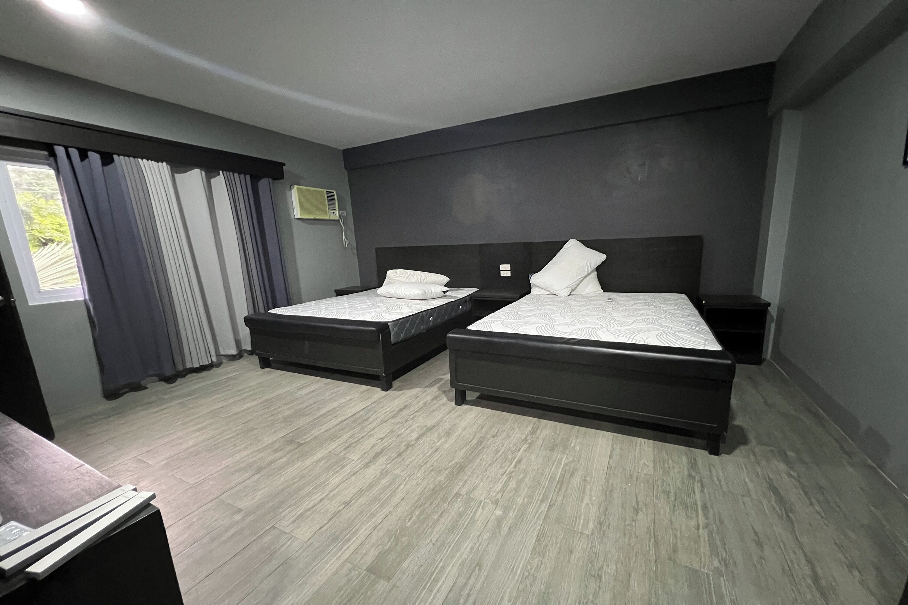 Habitación Deluxe | Escritorio, wifi gratis, ropa de cama y acceso para silla de ruedas 