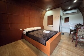 Habitación doble Deluxe | Escritorio, wifi gratis, ropa de cama y acceso para silla de ruedas