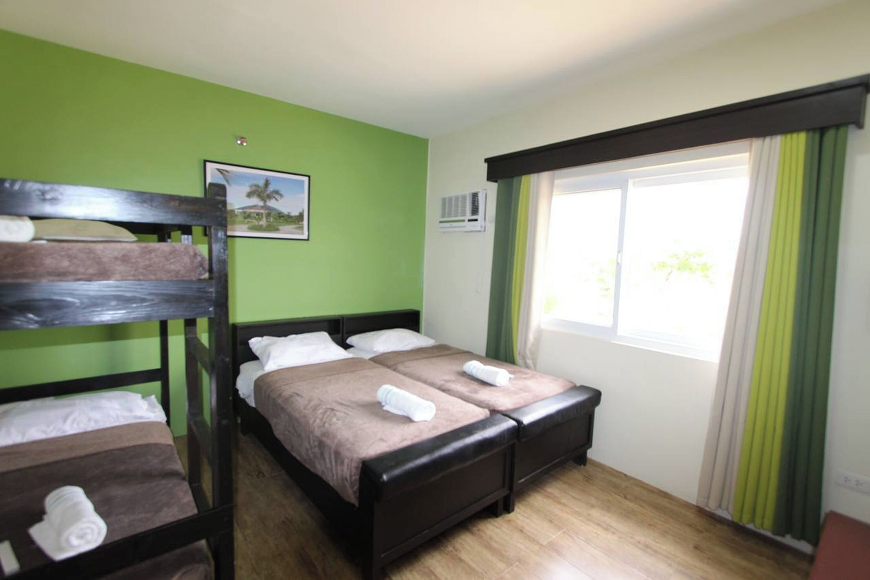 Escritorio, wifi gratis, ropa de cama y acceso para silla de ruedas 