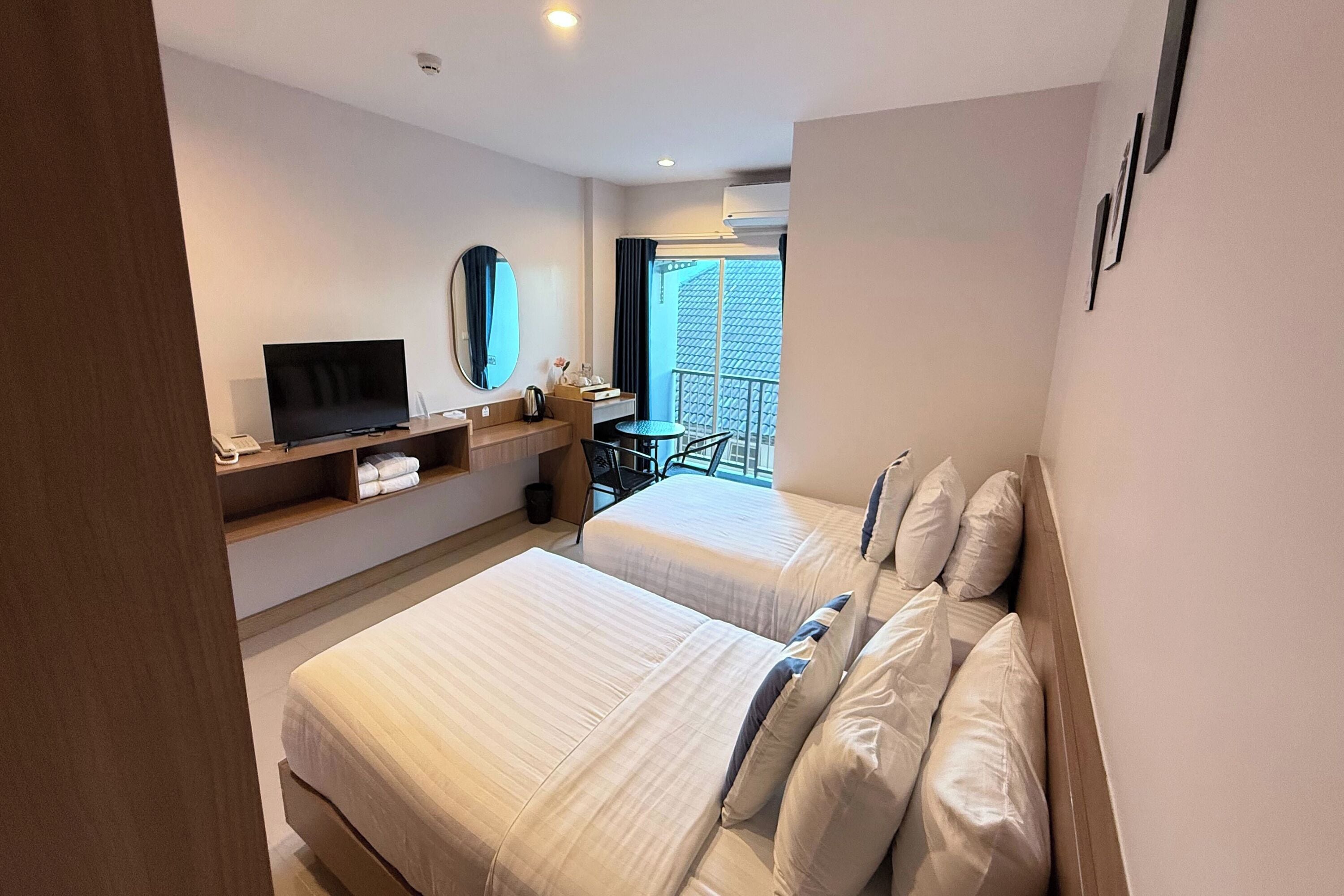 Standard Twin Room | Meja, Wi-fi percuma, cadar katil 