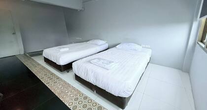 Sukhum Huai Khwang Guest House