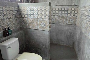 Family Room | Bathroom | Shower, rainfall showerhead, free toiletries, towels - Sukhum Huai Khwang Guest House (Bangkok)