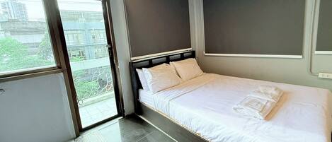 Chambre familiale, salle de bains commune | Vue de la chambre