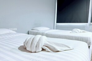 Chambre familiale | Bureau, fer et planche à repasser, accès au Wi-Fi (inclus)