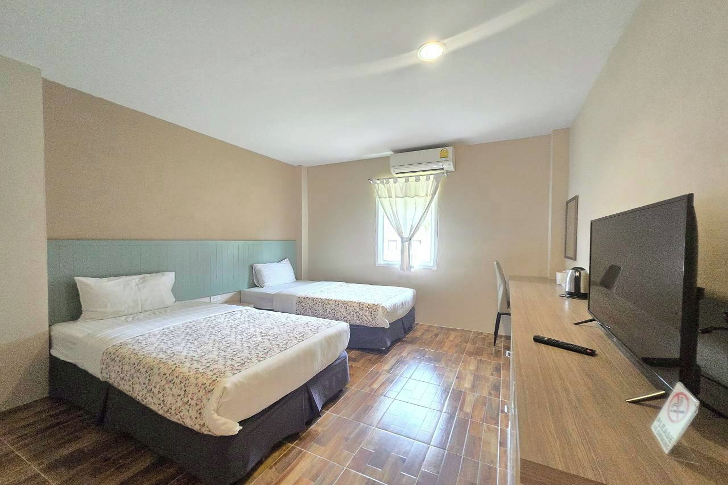 Twin Room | Meja, Wi-fi percuma, cadar katil 