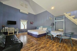 Family Room | Desk, free WiFi, bed sheets - Doi Tung View Resort (Mae Sai)