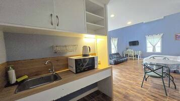 Family Room | Desk, free WiFi, bed sheets