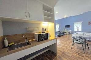 Escritorio, wifi gratis y ropa de cama