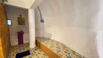 Rom – signature | Bad | Toalettartikler (inkludert), hårføner og håndklær