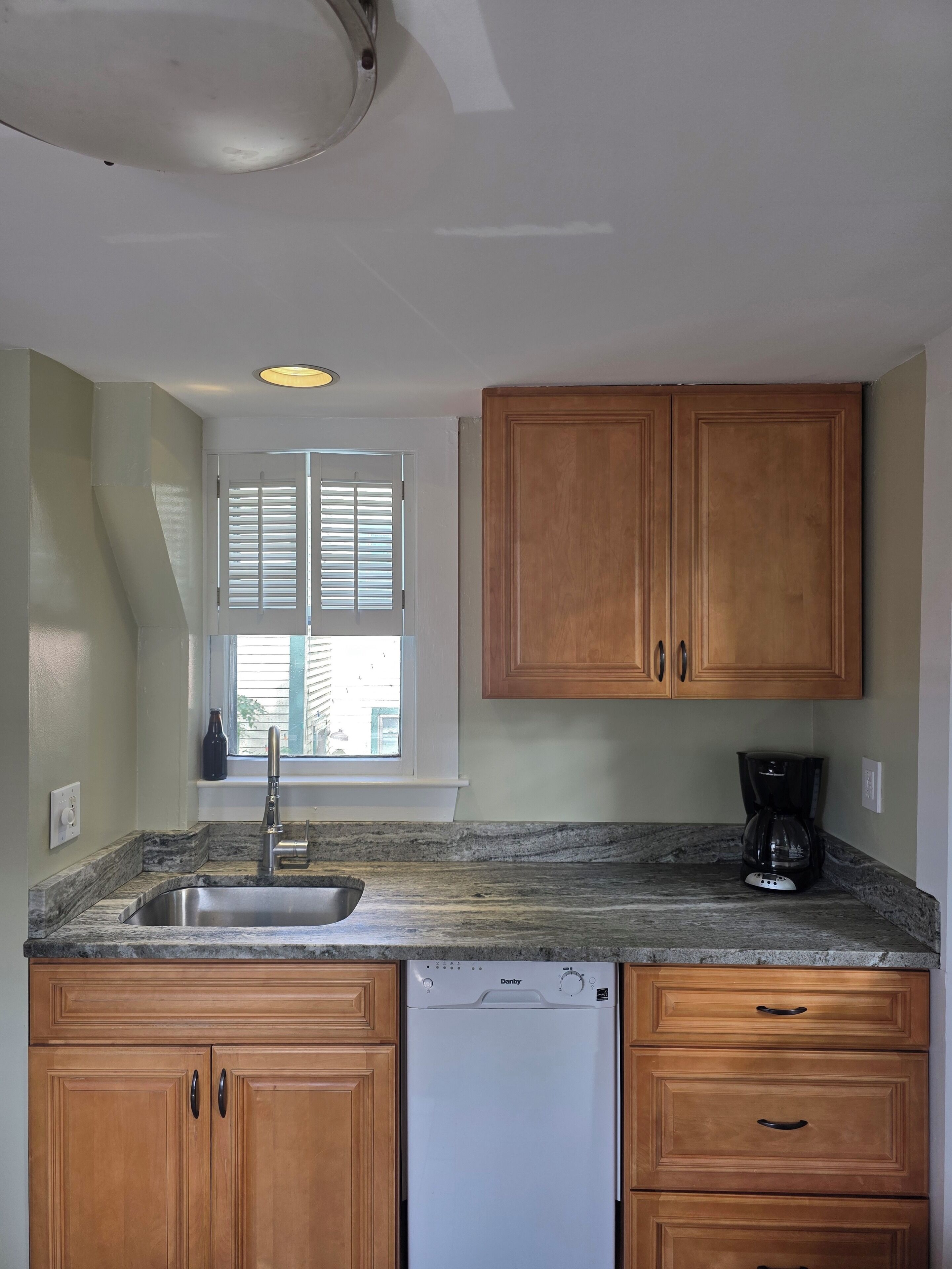 Microondas, horno, parrilla de estufa y lavavajillas 