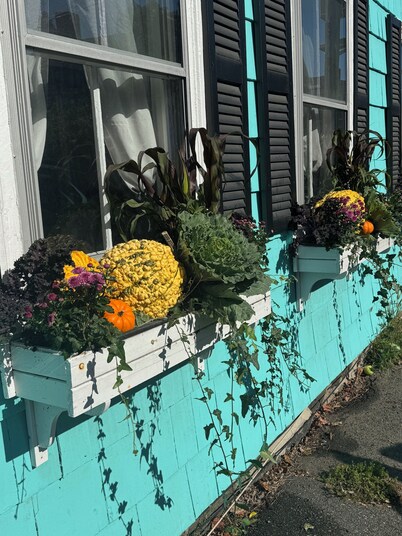 Charming 1-bedroom condo in marvelous Marblehead with hidden patio