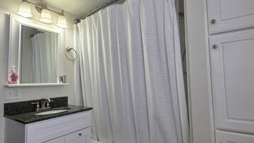 Secadora de cabello, bidet, toallas, papel de baño