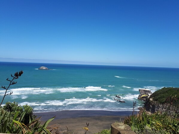 Beach - SILVER SEAS RETREAT
A cosy city escape in Muriwai Beach. Family and Dog Friendly (Muriwai)
