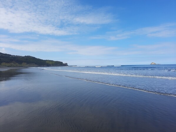 Beach - SILVER SEAS RETREAT
A cosy city escape in Muriwai Beach. Family and Dog Friendly (Muriwai)
