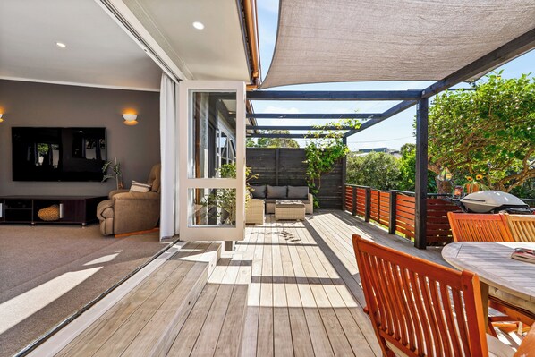 Outdoor dining - SILVER SEAS RETREAT
A cosy city escape in Muriwai Beach. Family and Dog Friendly (Muriwai)