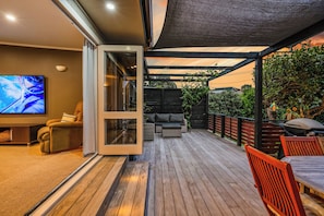 Outdoor dining - SILVER SEAS RETREAT
A cosy city escape in Muriwai Beach. Family and Dog Friendly (Muriwai)