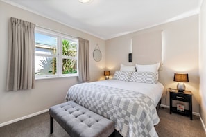 Room - SILVER SEAS RETREAT
A cosy city escape in Muriwai Beach. Family and Dog Friendly (Muriwai)