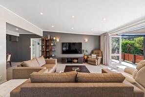 Living area - SILVER SEAS RETREAT
A cosy city escape in Muriwai Beach. Family and Dog Friendly (Muriwai)