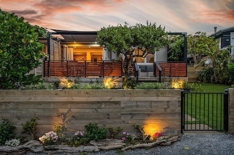 Exterior. SILVER SEAS RETREAT
A cosy city escape in Muriwai Beach. Family and Dog Friendly